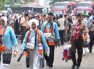 jamaah haji pinrang berangkat kloter 8 embarkasi makassar