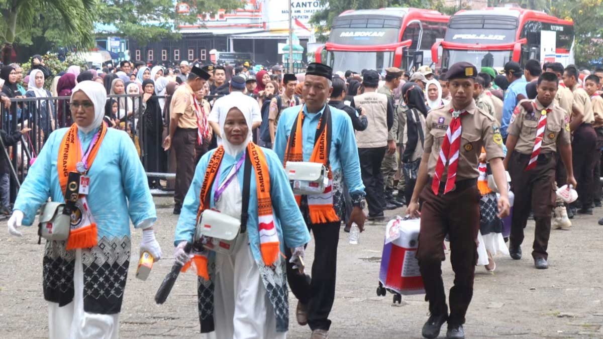 jamaah haji pinrang berangkat kloter 8 embarkasi makassar