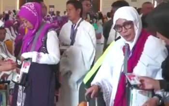 jemaah haji gorontalo saat pemberangkatan di bandara hasanuddin makassar