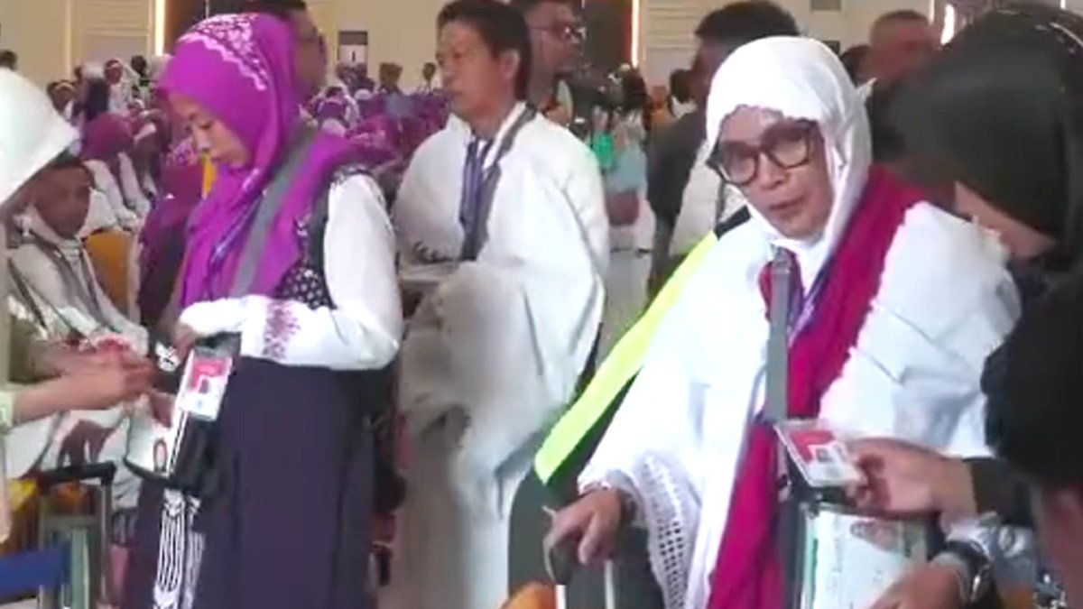 jemaah haji gorontalo saat pemberangkatan di bandara hasanuddin makassar