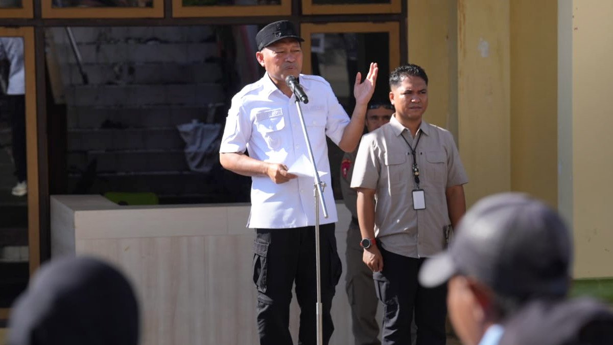 wakil gubernur maluku utara sarbin sehe memimpin apel ppihd 2026 di asrama haji ternate
