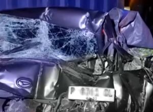 mobil rusak akibat kecelakaan beruntun di probolinggo jawa timur