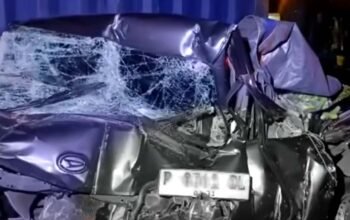 mobil rusak akibat kecelakaan beruntun di probolinggo jawa timur