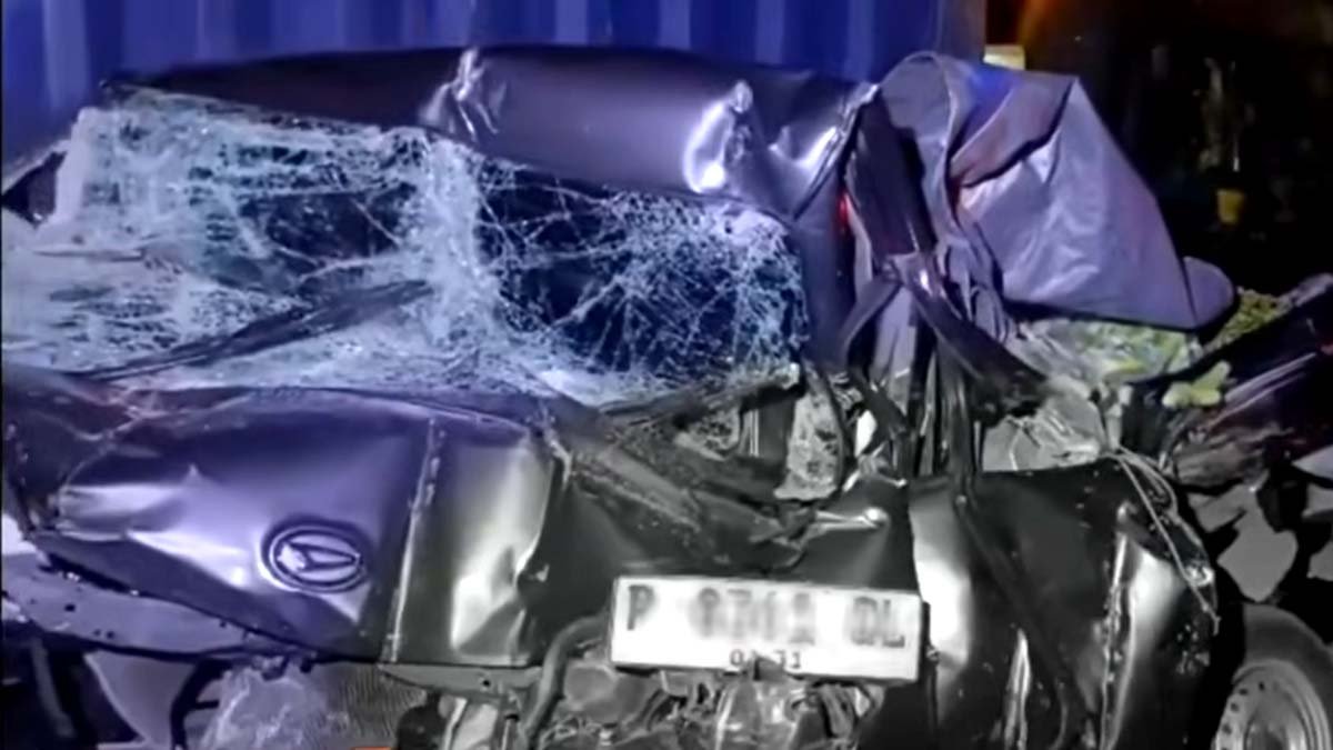 mobil rusak akibat kecelakaan beruntun di probolinggo jawa timur