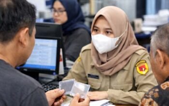 warga mengurus ktp elektronik hilang di layanan dukcapil