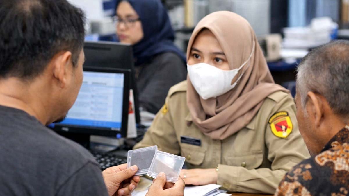warga mengurus ktp elektronik hilang di layanan dukcapil