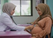 tenaga kesehatan memeriksa ibu hamil dalam upaya menekan kematian ibu di jawa timur