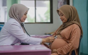 tenaga kesehatan memeriksa ibu hamil dalam upaya menekan kematian ibu di jawa timur