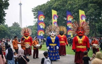 pagelaran ondel-ondel lebaran betawi di lapangan banteng jakarta dengan latar monas