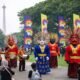 pagelaran ondel-ondel lebaran betawi di lapangan banteng jakarta dengan latar monas