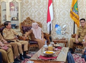 LISTRIK KAMPUNG BOJA — Bupati Sinjai Ratnawati Arif menerima audiensi warga terkait pembangunan jaringan listrik di Kampung Boja, Senin (6/4/2026). Program ini menjadi prioritas pemenuhan kebutuhan energi masyarakat. (foto/ist)