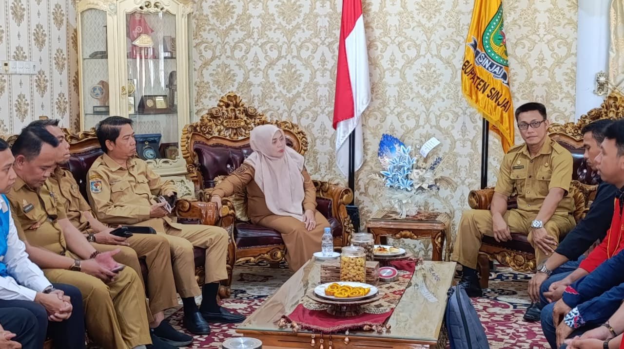 LISTRIK KAMPUNG BOJA — Bupati Sinjai Ratnawati Arif menerima audiensi warga terkait pembangunan jaringan listrik di Kampung Boja, Senin (6/4/2026). Program ini menjadi prioritas pemenuhan kebutuhan energi masyarakat. (foto/ist)