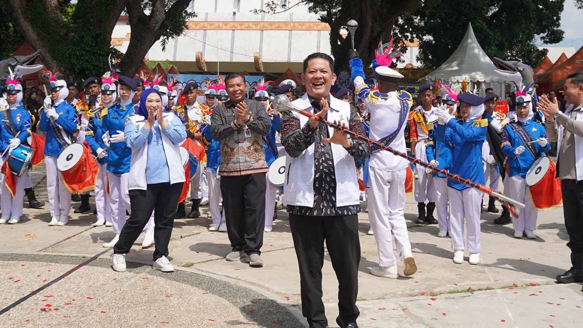 pelajar drumband tampil saat pembukaan lso lampung 2026