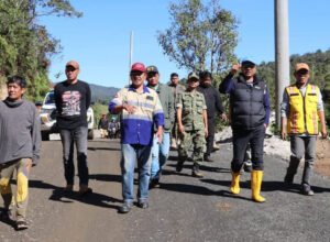 andi rahim meninjau pembangunan jalan seko di desa palandoan kecamatan seko luwu utara
