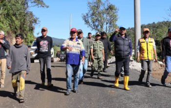 andi rahim meninjau pembangunan jalan seko di desa palandoan kecamatan seko luwu utara