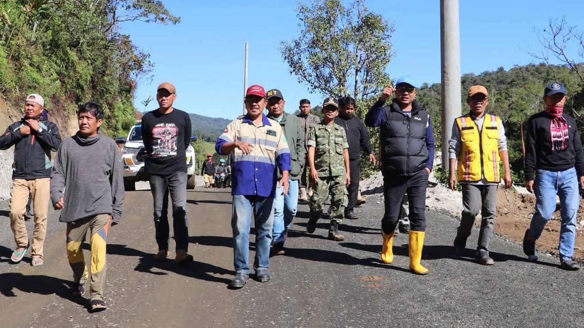 andi rahim meninjau pembangunan jalan seko di desa palandoan kecamatan seko luwu utara