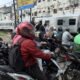 Pengendara motor menunggu di perlintasan sebidang saat kereta melintas di Bekasi Timur