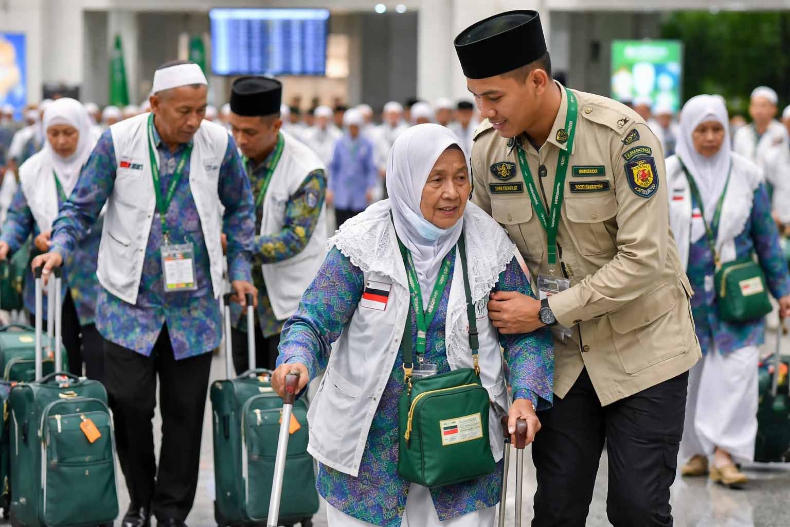 persiapan haji 2026 jemaah lansia didampingi petugas di embarkasi dengan skema murur dan tanazul