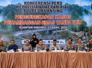 konferensi pers pengungkapan peti di kuantan singingi oleh polda riau