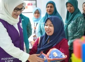 Posyandu Matahari Gowa Penuhi 6 SPM, Kader Didorong Perkuat Imunisasi Anak Andi Tenri Indah bersama kader Posyandu Matahari Gowa saat layanan ibu dan anak Hari Posyandu Nasional 2026