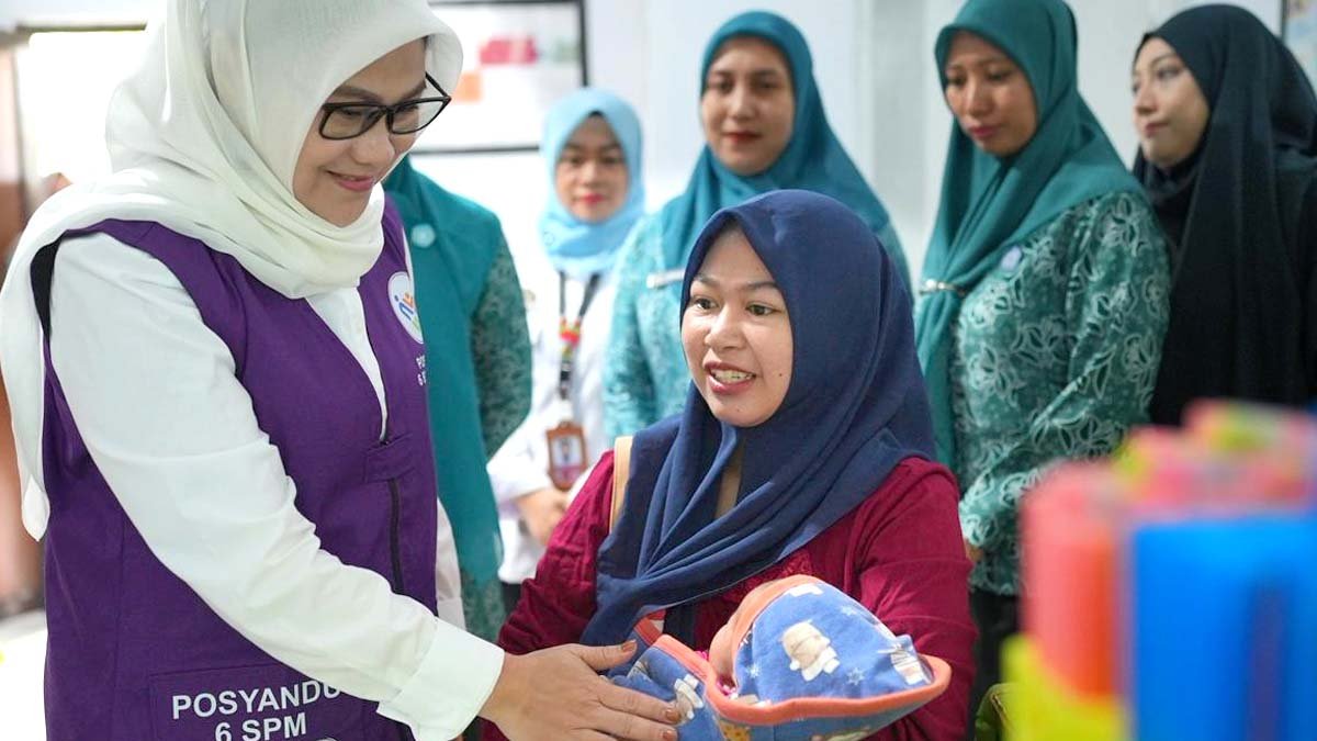 Andi Tenri Indah bersama kader Posyandu Matahari Gowa saat layanan ibu dan anak Hari Posyandu Nasional 2026