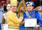 gubernur sulawesi tengah menyerahkan penghargaan kepada pt vale di palu