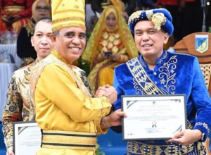 gubernur sulawesi tengah menyerahkan penghargaan kepada pt vale di palu