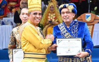 gubernur sulawesi tengah menyerahkan penghargaan kepada pt vale di palu