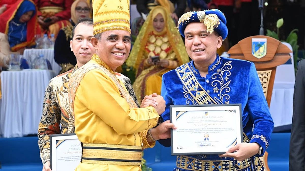 gubernur sulawesi tengah menyerahkan penghargaan kepada pt vale di palu