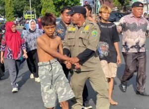 petugas satpol pp mendata ppks hasil razia di bengkulu