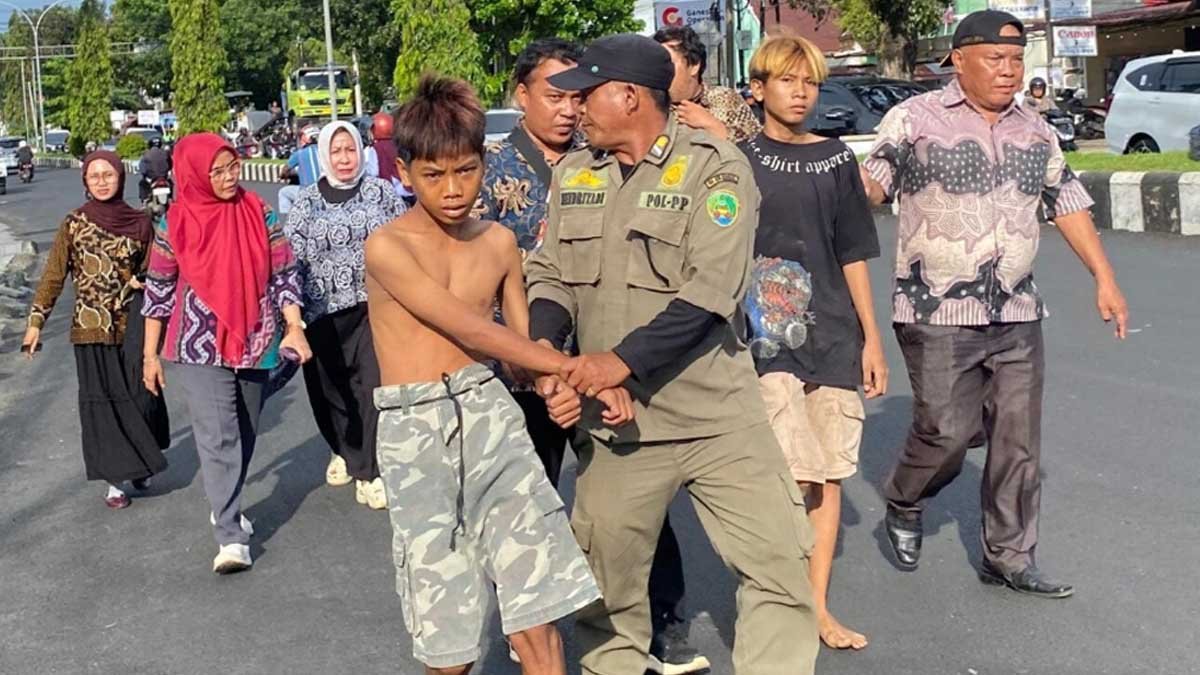 petugas satpol pp mendata ppks hasil razia di bengkulu