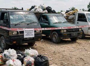 petugas amankan mobil buang sampah ilegal di pekanbaru