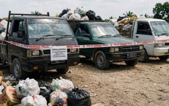 petugas amankan mobil buang sampah ilegal di pekanbaru