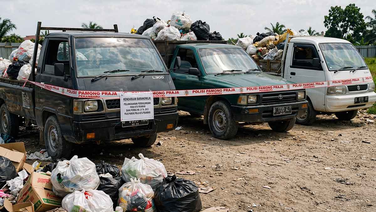 petugas amankan mobil buang sampah ilegal di pekanbaru
