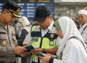 petugas memeriksa dokumen calon jemaah haji di bandara soekarno hatta