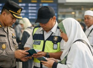 Satgas Haji Ilegal Dibentuk, 8 WNI Dicegah Berangkat Pakai Visa Non-Haji petugas memeriksa dokumen calon jemaah haji di bandara soekarno hatta