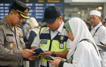 petugas memeriksa dokumen calon jemaah haji di bandara soekarno hatta