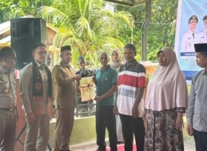 bupati aceh jaya menyerahkan sertifikat tanah kepada masyarakat di desa panggong kecamatan krueng sabee