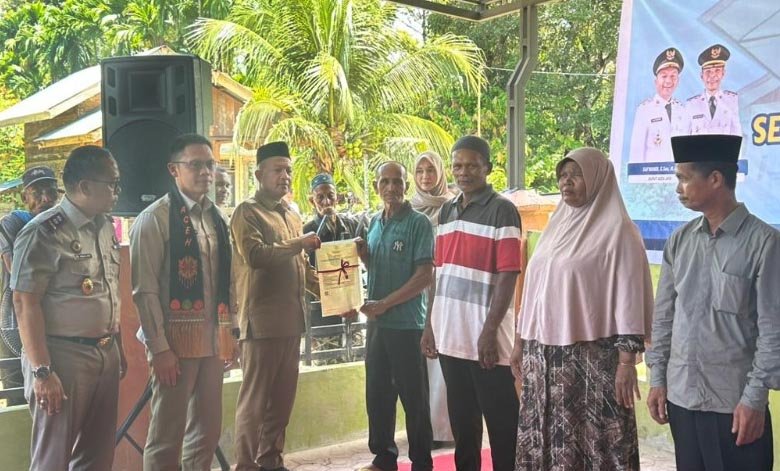 bupati aceh jaya menyerahkan sertifikat tanah kepada masyarakat di desa panggong kecamatan krueng sabee