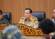 sf hariyanto memimpin rapat relokasi tntn di kantor gubernur riau