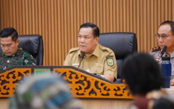 sf hariyanto memimpin rapat relokasi tntn di kantor gubernur riau