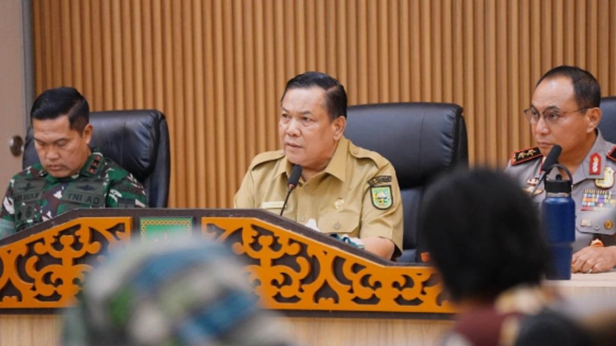 sf hariyanto memimpin rapat relokasi tntn di kantor gubernur riau