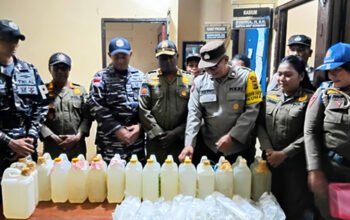 aparat menunjukkan barang bukti sopi hasil razia di pelabuhan pomako mimika