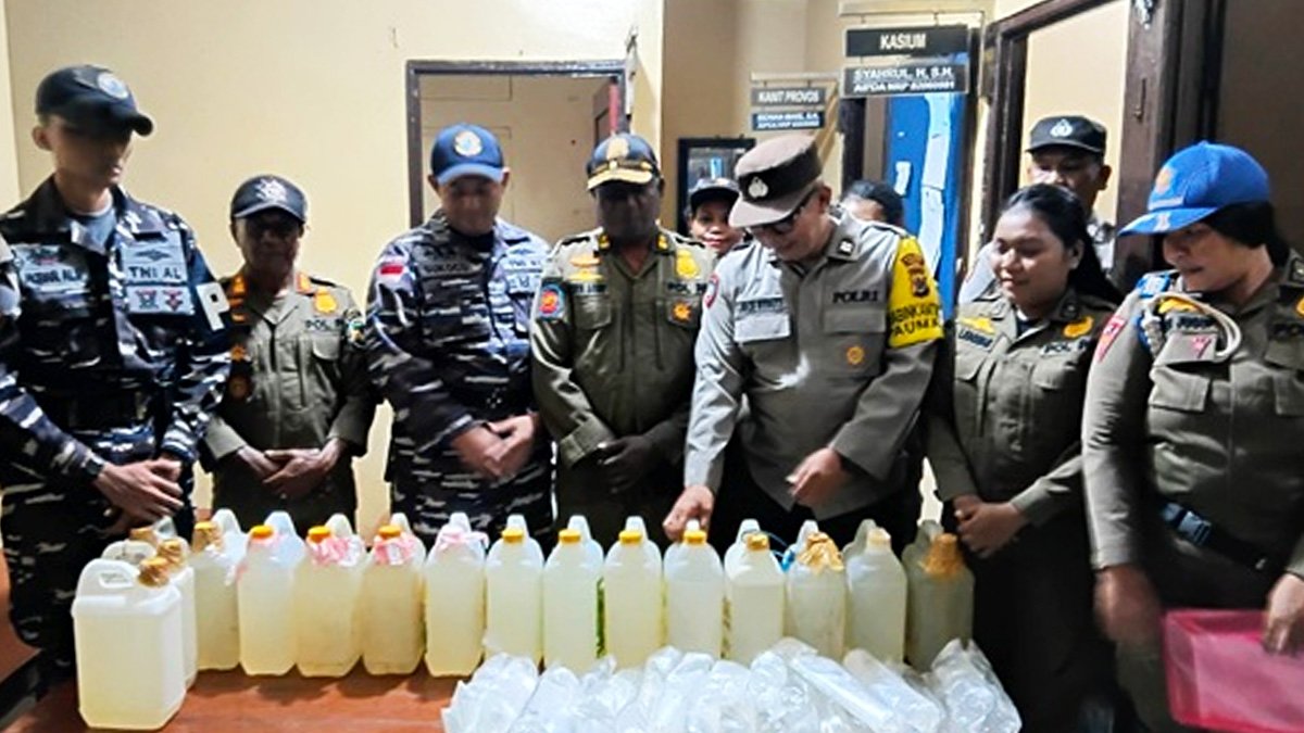 aparat menunjukkan barang bukti sopi hasil razia di pelabuhan pomako mimika