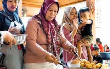 ibu memasak makanan tinggi protein untuk anak dalam program gembrot yogyakarta