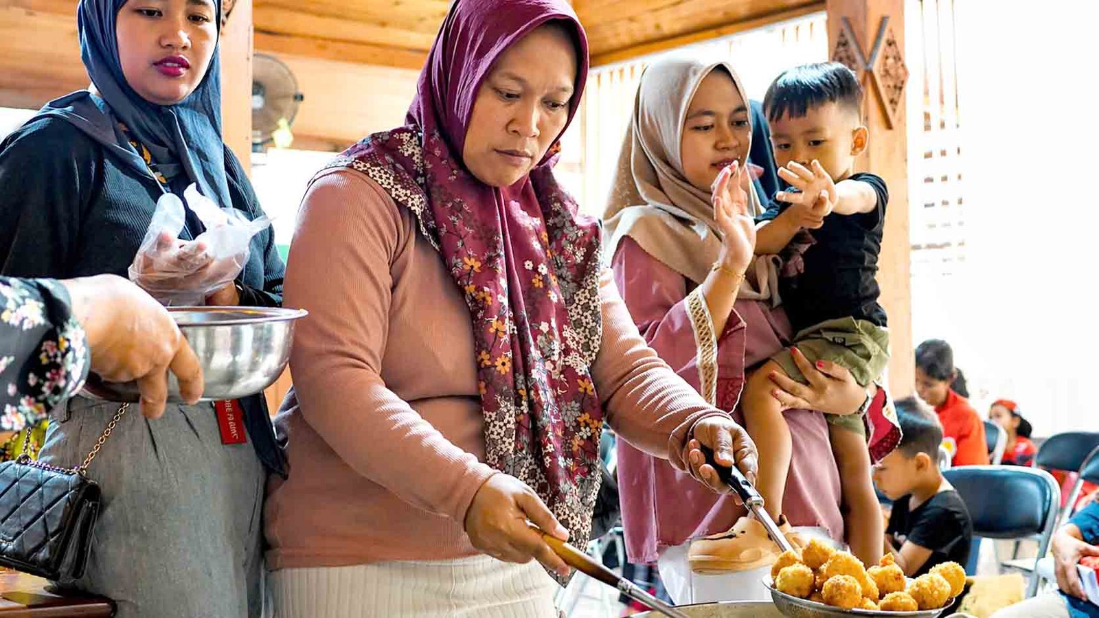ibu memasak makanan tinggi protein untuk anak dalam program gembrot yogyakarta