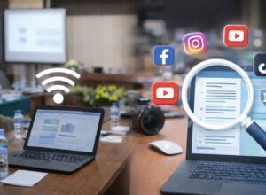 ilustrasi perangkat digital dan media informasi dalam mendukung keterbukaan informasi publik di era digital