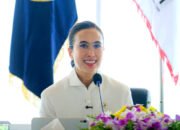 menteri pariwisata widiyanti wardhana saat rapat pengembangan danau toba