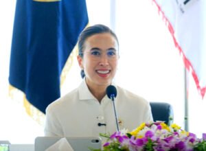 menteri pariwisata widiyanti wardhana saat rapat pengembangan danau toba