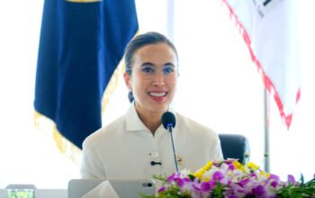 menteri pariwisata widiyanti wardhana saat rapat pengembangan danau toba